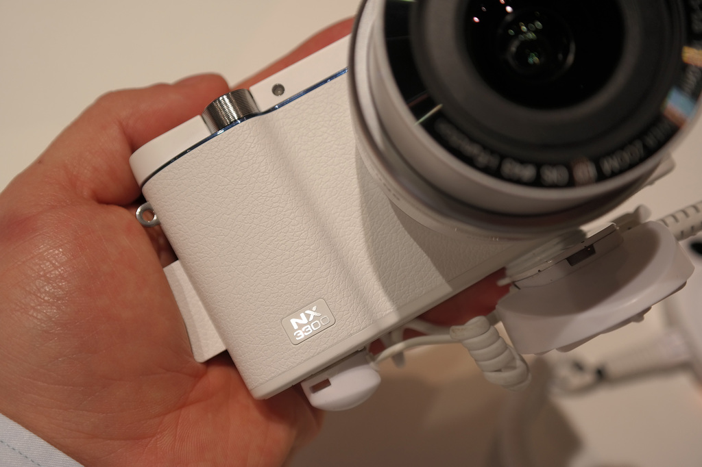 Qr через камеру самсунг. Фотоаппарат Samsung nx3300 Kit. Белая веб камера самсунг. Самсунг с камерой посередине. Samsung nx1100 разобрать.